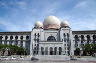 Колишнього прем’єра Малайзії засудили до 12 років в’язниці за масштабну корупцію у справі фонду 1MDB