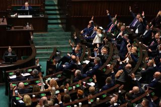 Опозиція святкує перемогу на виборах у Польщі, завершивши восьмирічне правління партії «Право і справедливість»